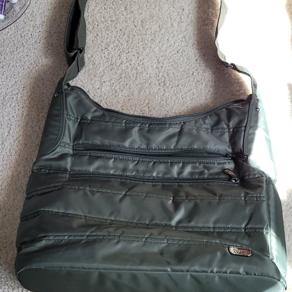 Lug crossbody